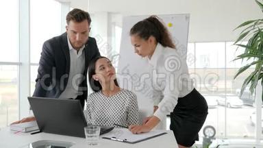商务人员在会议室的笔记本电脑上的团队合作，在商务中心的电脑上集思广益，